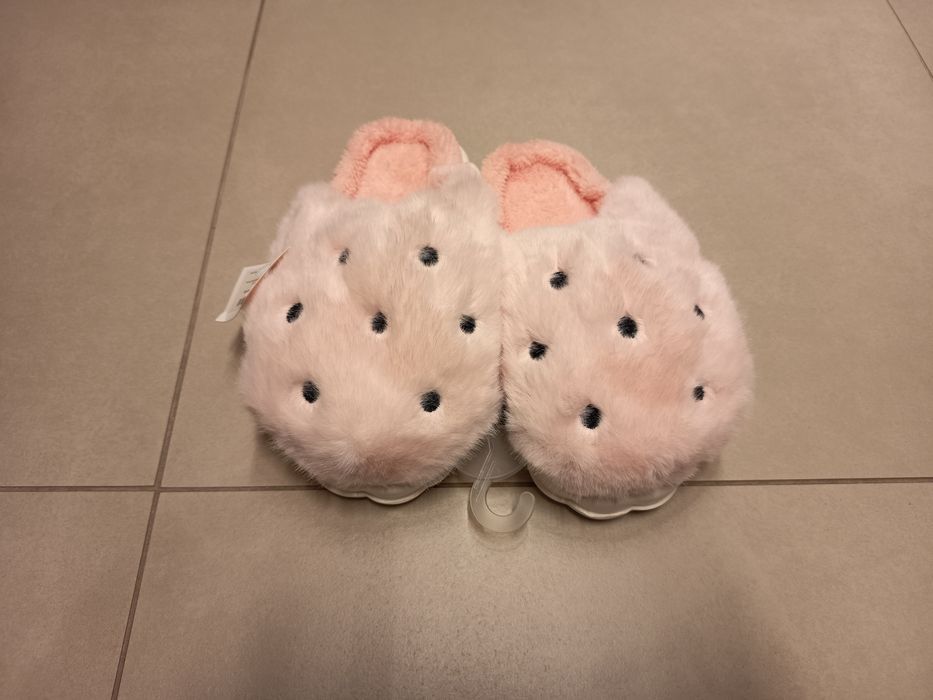 Nowe jasnoróżowe futrzane kapcie buty