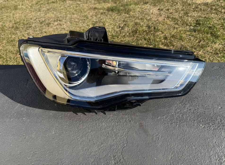 Lampa prawa prawy przód Audi A3 8V XENON Europa