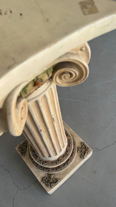 Coluna / pedestal decorativo em estilo greco-romano (jónico)