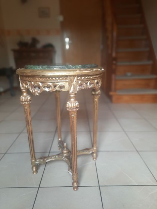 Столик (антикварный)