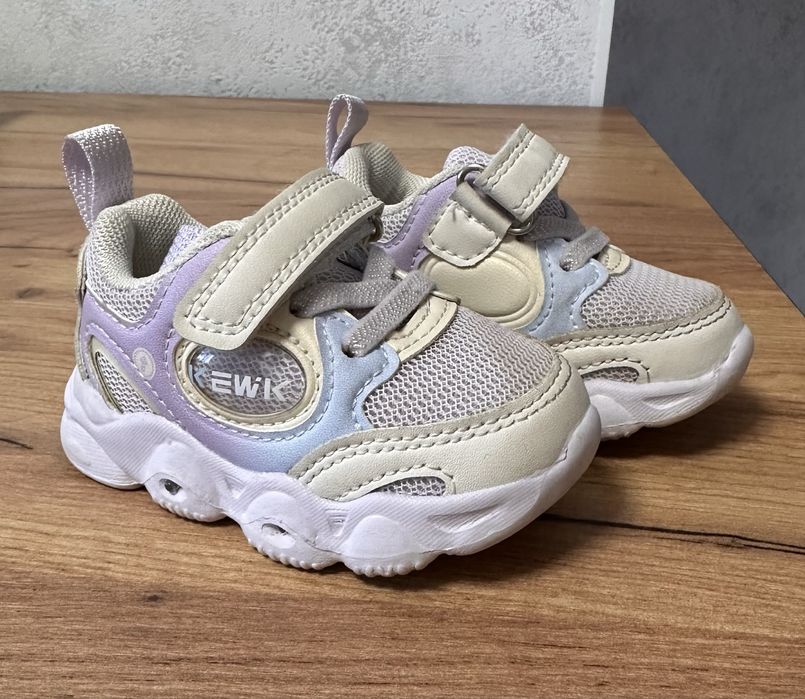 Кросівки 18р (світяться)