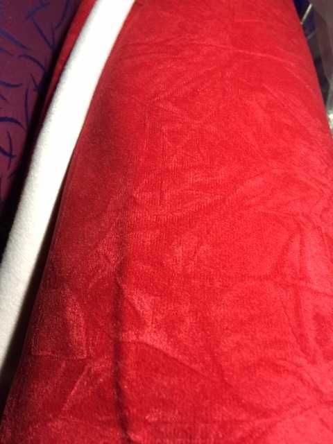 Rolo de tecido aveludado vermelho com espuma