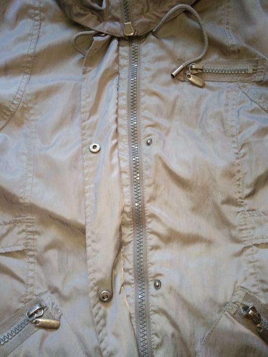 Безкоштовно віддам жіночу демісезоніну легку курточку