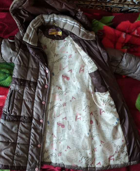 Курточка весна-осень , на синтепоне, лёгкая, теплая,отличное состояние