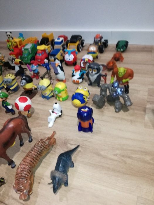 conjunto de figuras animadas bonecos e carros