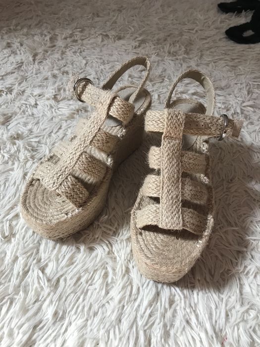 Sandália plataforma de juta com fivela num.37