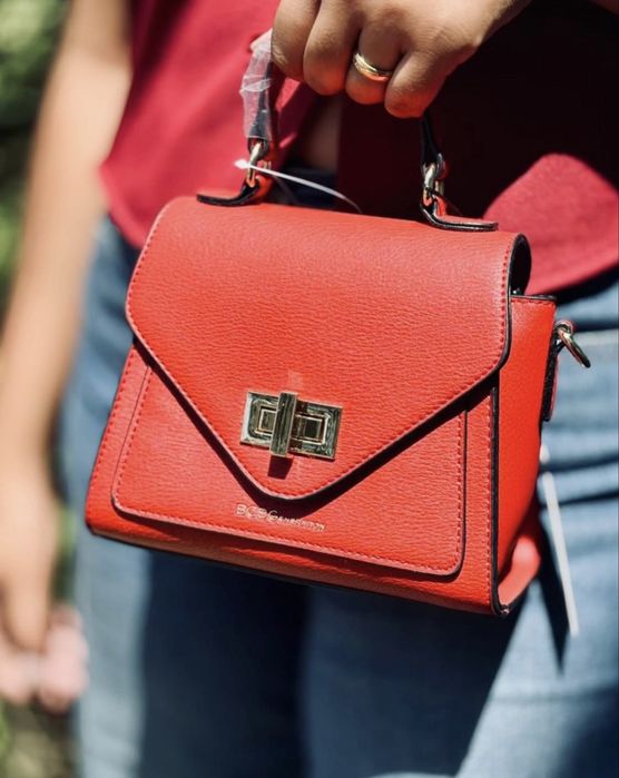 Яскрава маленька сумочка шкіряна