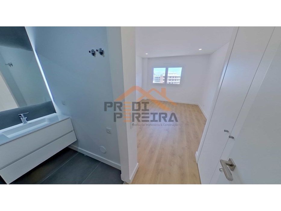 Apartamento T3, localizado em Santo António dos Cavaleiros.