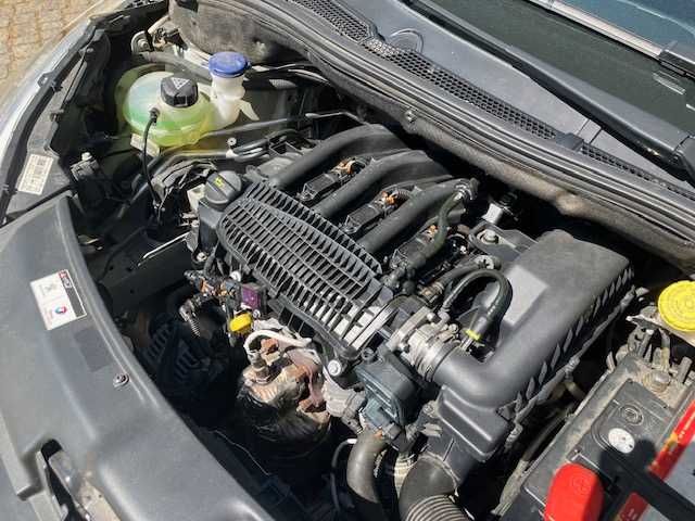 Vendo Peugeot 208 (ano 2016), em ótimo estado.
