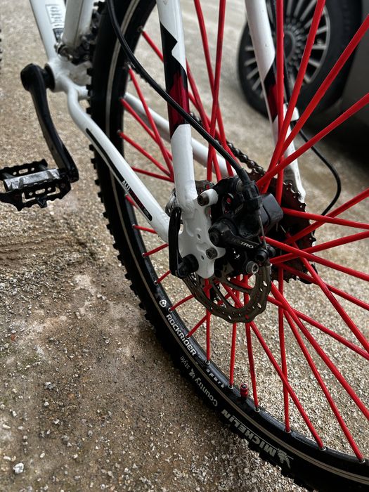 bicicleta btt  equipada com material sram