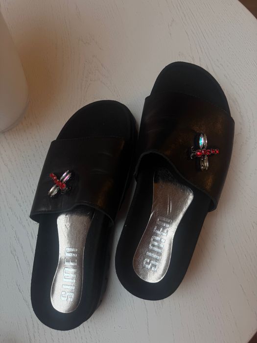 Klapki na wysokiej koturnie