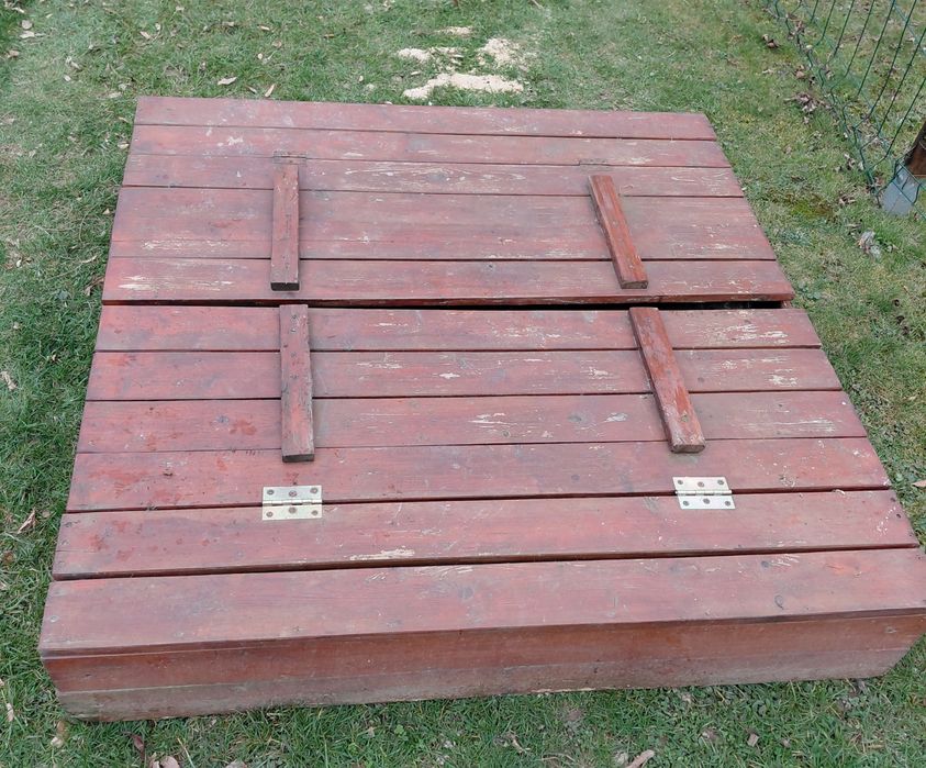 Drewniana piaskownica zamykana