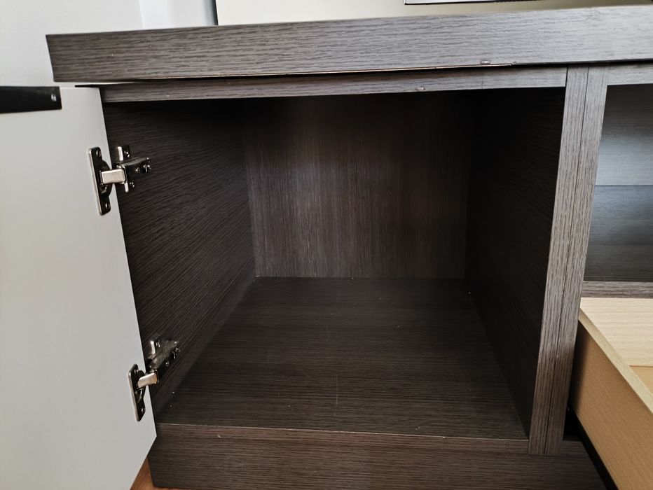 Móvel de TV em cinzento mesclado e branco lacado — 120€