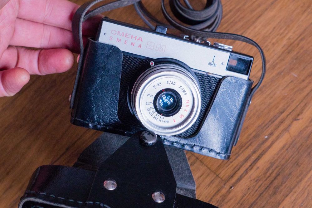 Aparat analogowy Smena 8M w skórzanym futerale