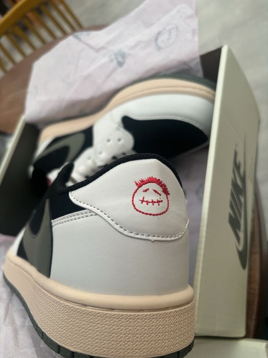 JORDAN 1 LOW TRAVIS SCOTT OLIVE