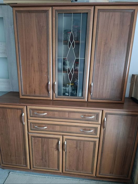 meble stół,krzesła,kanapa,komoda i szafa z pólkami