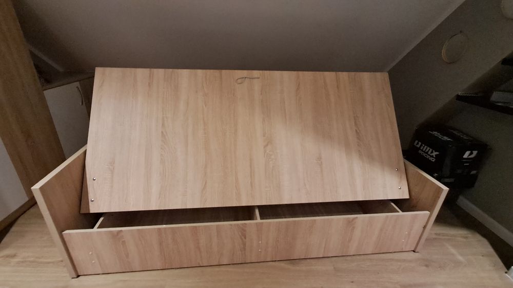 Łóżko z  schowkiem.