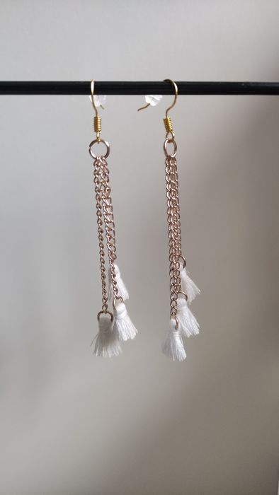 Kolczyki handmade wiszące z białymi frędzlami