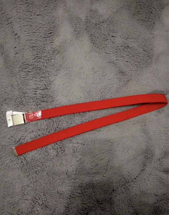 czerwony pasek materialowy z klamrą nowy