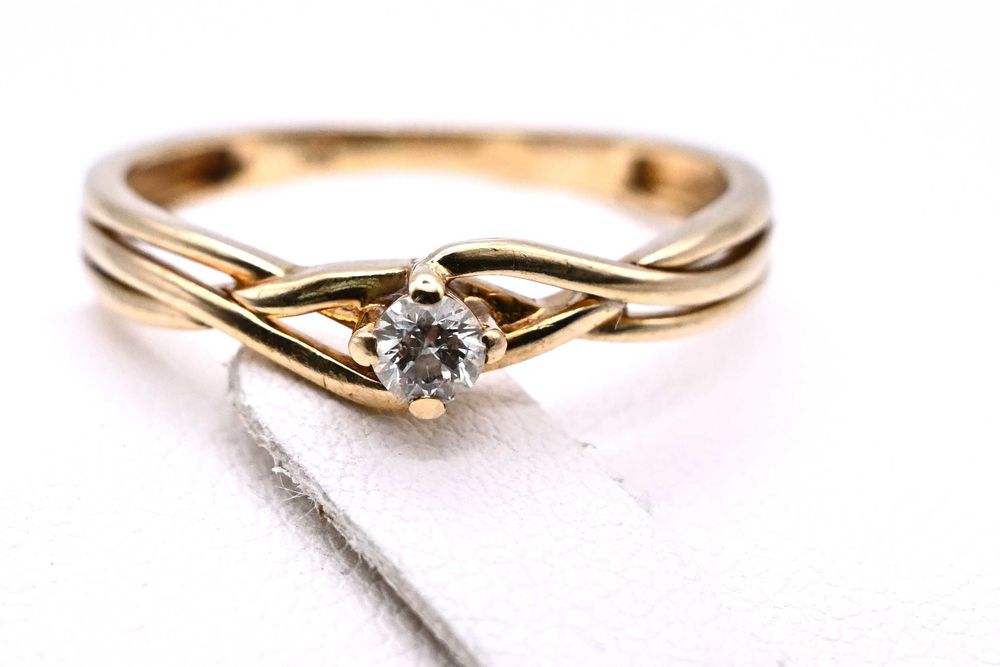 Zaręczynowy pierścionek z brylantem 0,11ct pleciona obręcz złoto 585