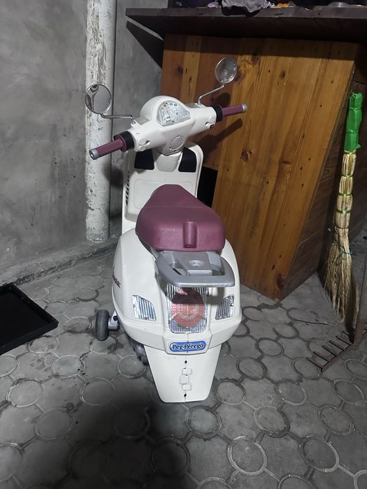 Дитячий скутер Peg-perego Vespa NEW 0019 12 В бежевий