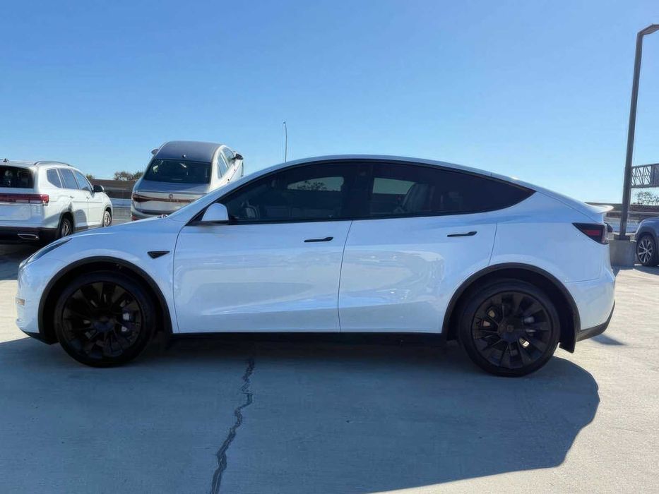 Tesla Model Y Long Range      2023