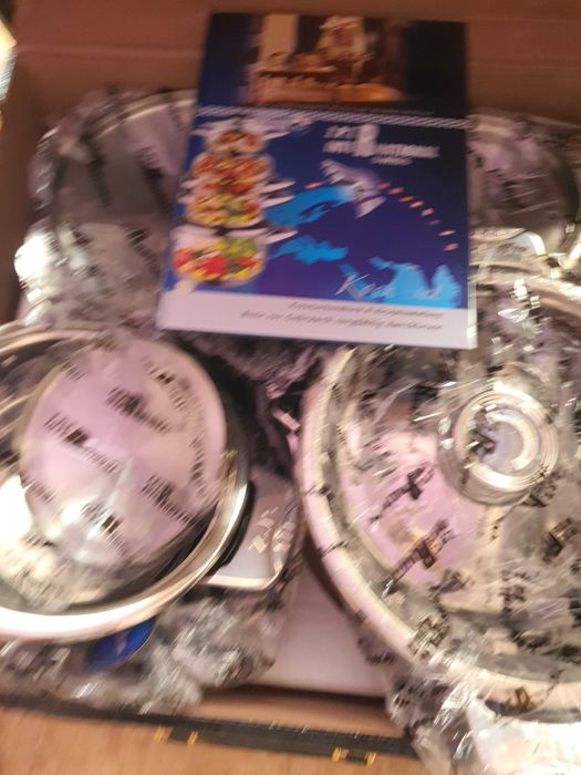 набір кухонного посуду з нержавіючої сталі