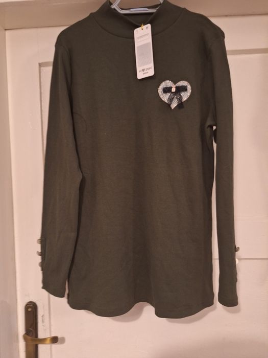 Świetny półgolfik. Kolor khaki zieleń. Serce.