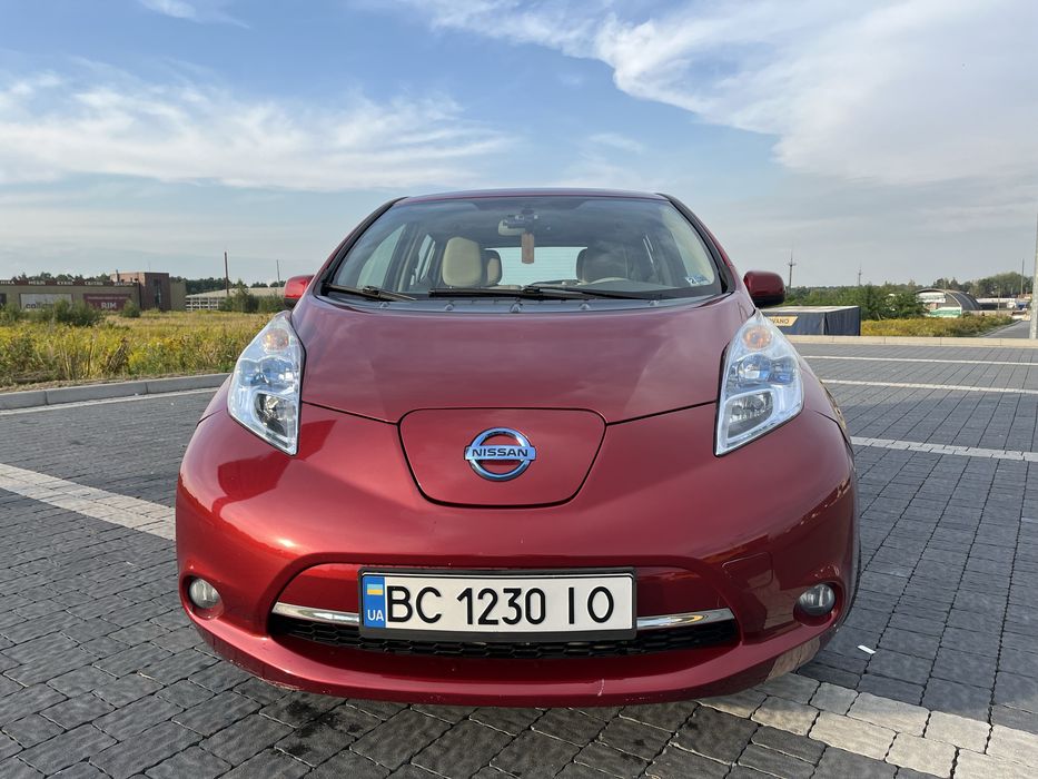 Продаю nissan leaf