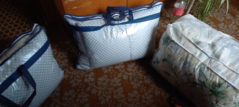 Подушка подушки в дуже-дуже гарному стані пір'я пух