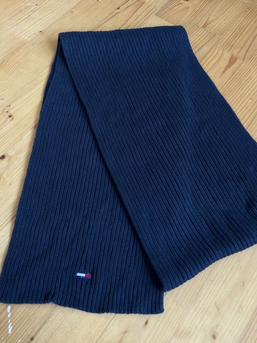 темно-синій ребристий шарф бренду Tommy Jeans