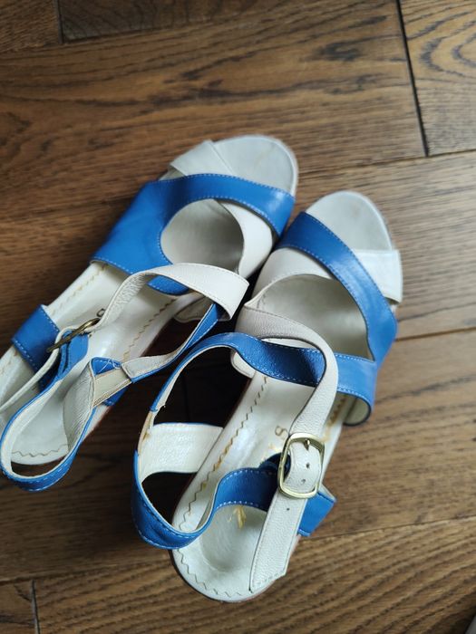 Шкіряні босоніжки на танкетці