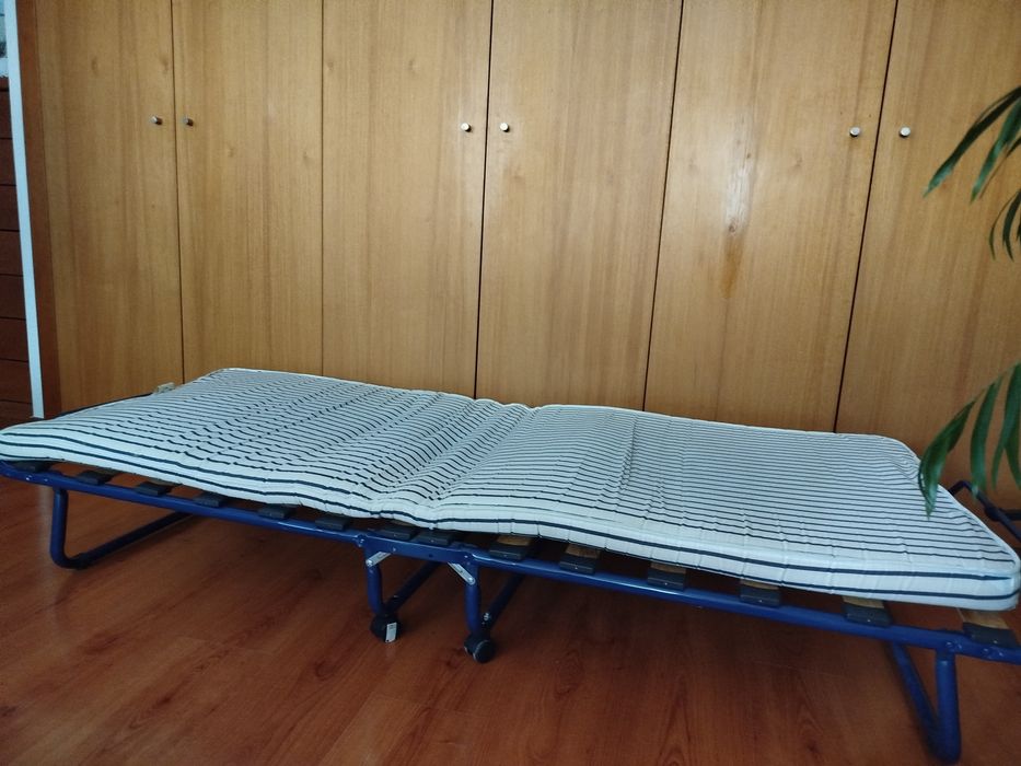 Cama dobrável e portátil para hóspedes