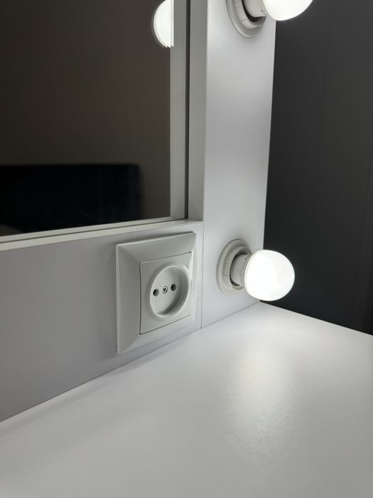 Макіяжний/гримерний стіл з дзеркалом і лапочками,як новий