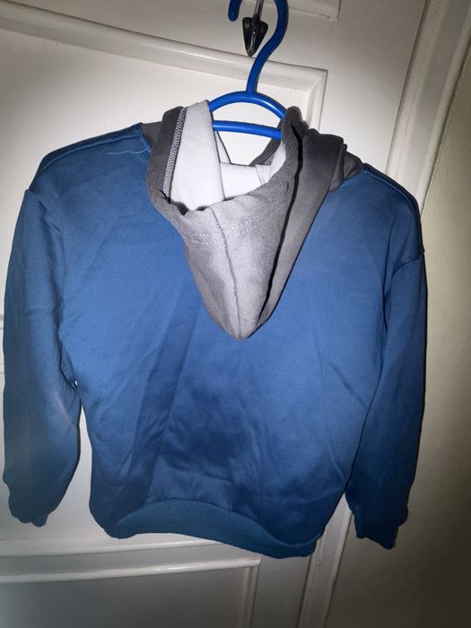 Sweatshirt de criança com capuz e forro polar, quente e confortável.