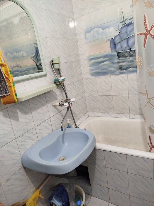 Сдам кімнату у 3- кімнатній квартирі на Виноградарі без господаря