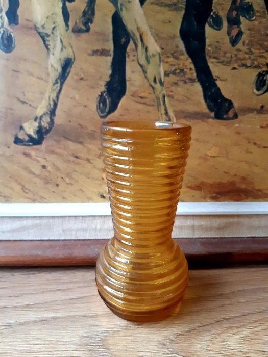 Pradniczanka miodowa szkło wazon wazonik