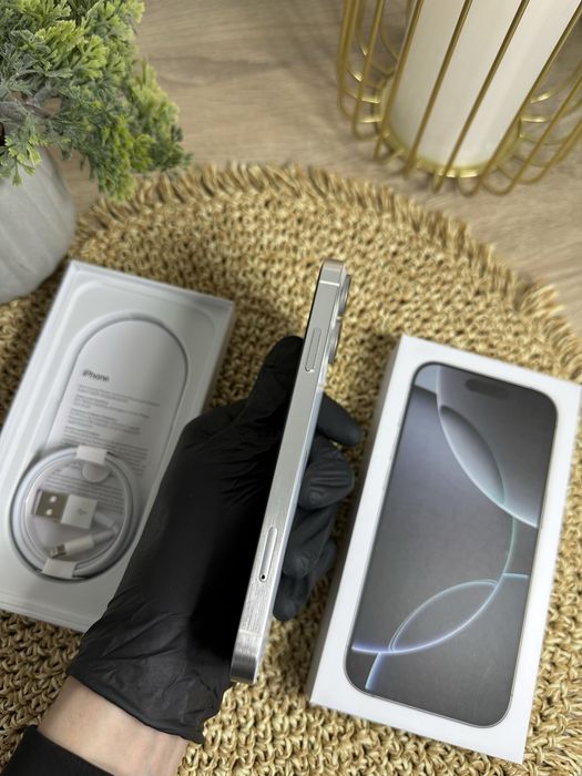 IPhone 16 Pro (White Titanium) 128GB XR в корпусі IPhone 16 Pro