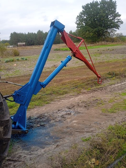 Навантажувач на задню навіску.