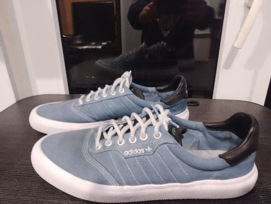 Кросівки Adidas та Nike
