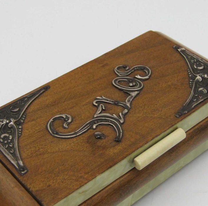 Caixa de madeira vintage para selos com revestimento prateado na tampa