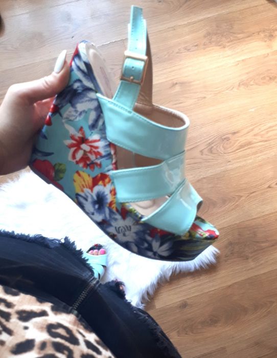 Miętowe buty na koturnie floral
