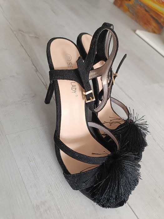 Czarne sandały na szpilce