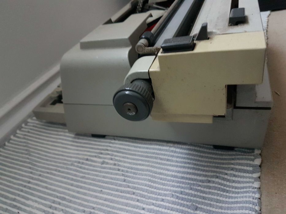 Máquina de escrever Olivetti LINEA 98