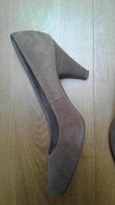 buty damskie na obcasie zamszowe beżowe 36