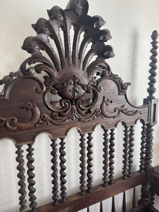 Cama antiga de madeira feita a mão