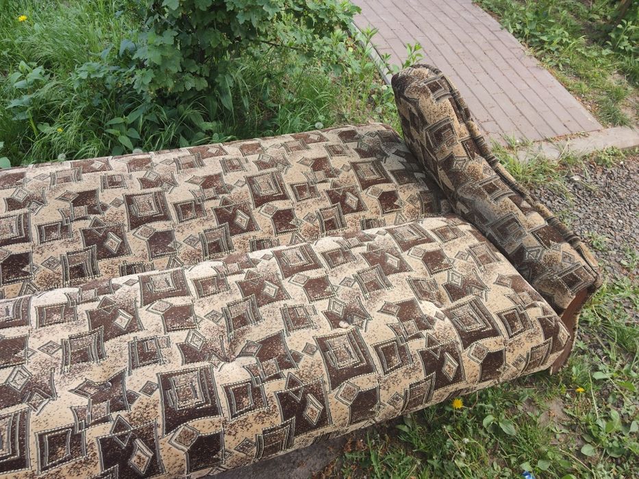 Продам диван з незначними пошкодженнями.