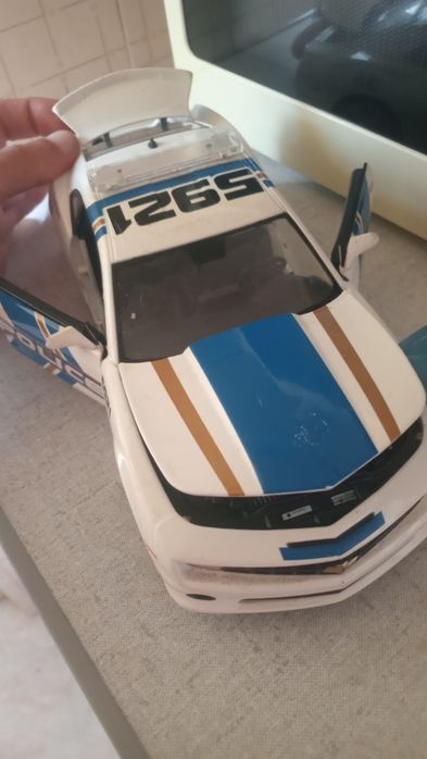 Carro de 2010 da maisto em metal