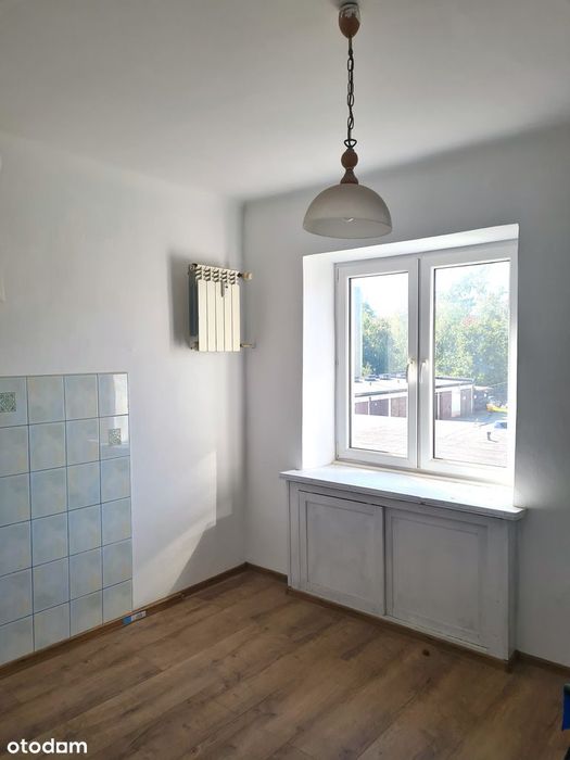 Kawalerka z oddzielną kuchnią, cicha okolica, blisko SKM – 1 piętro