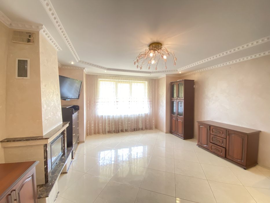 Просторий будинок з ремонтом, меблями та зручним розташуванням